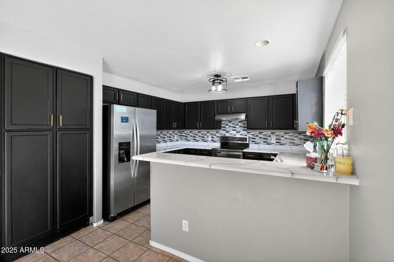 12709 N El Frio St - Photo 7 of 34