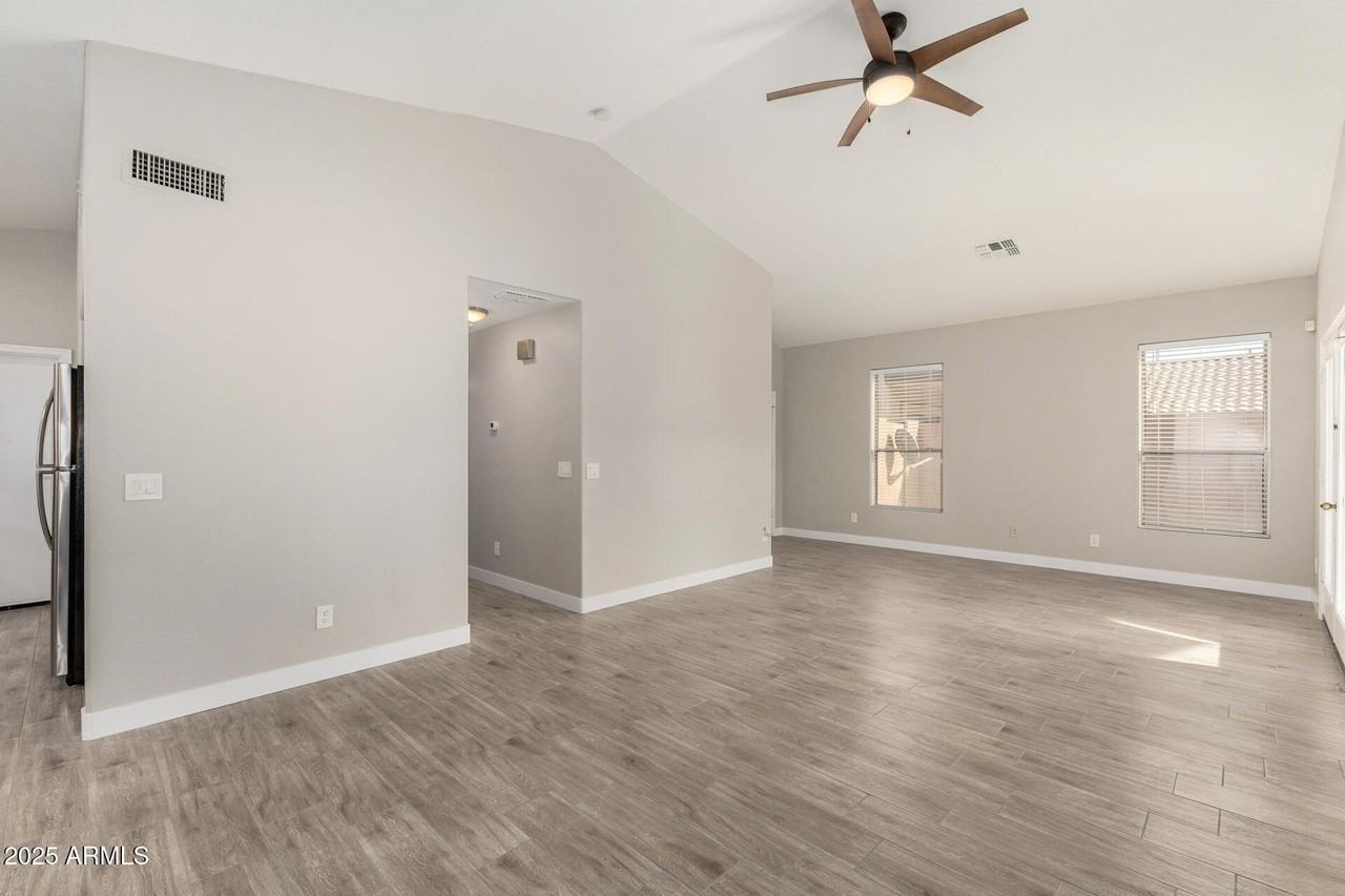 911 E Lovegrass Dr - Photo 3 of 30