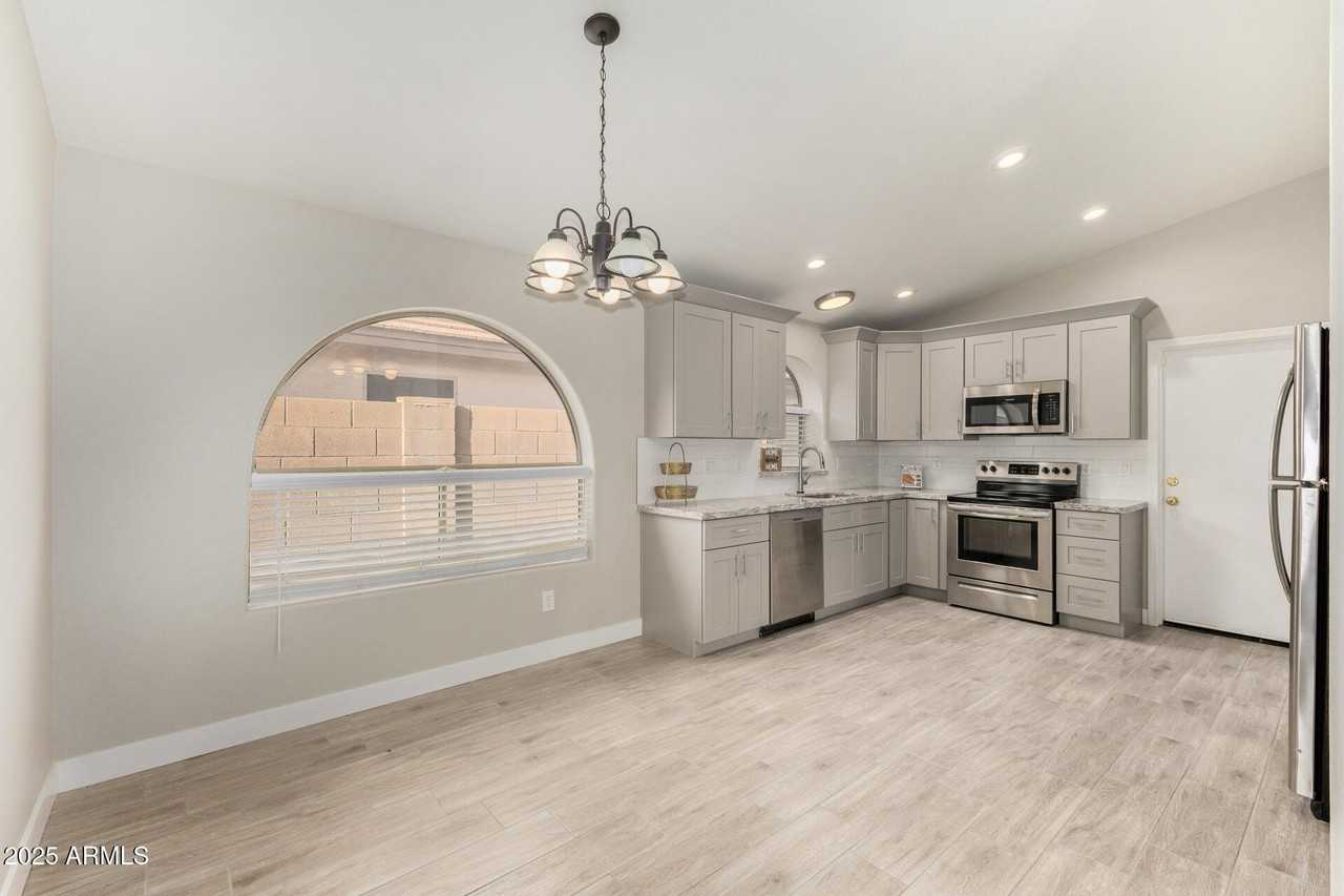 911 E Lovegrass Dr - Photo 4 of 30