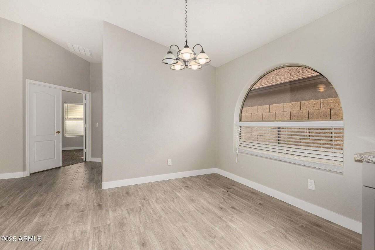 911 E Lovegrass Dr - Photo 5 of 30