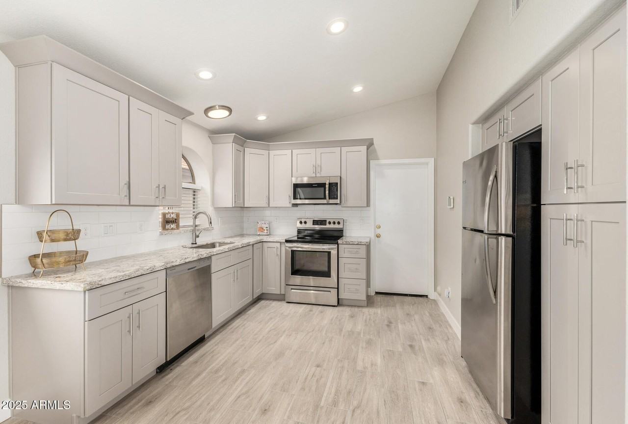 911 E Lovegrass Dr - Photo 6 of 30