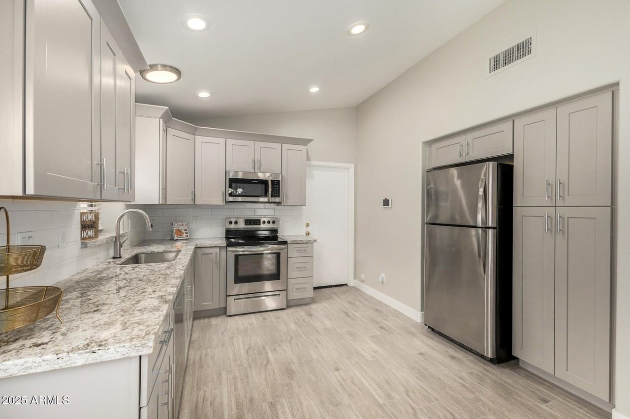 911 E Lovegrass Dr - Photo 7 of 30