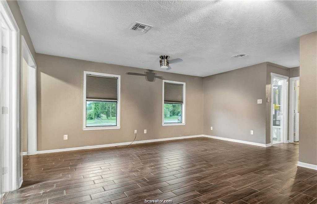 807 Holleman Dr - Photo 3 of 19