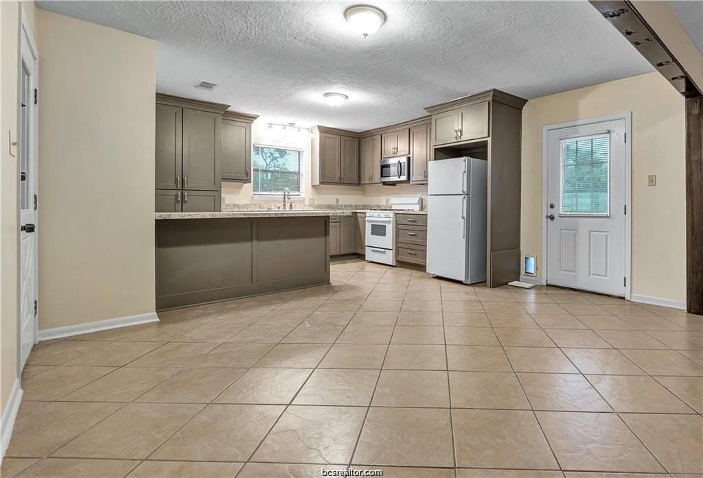 807 Holleman Dr - Photo 4 of 19