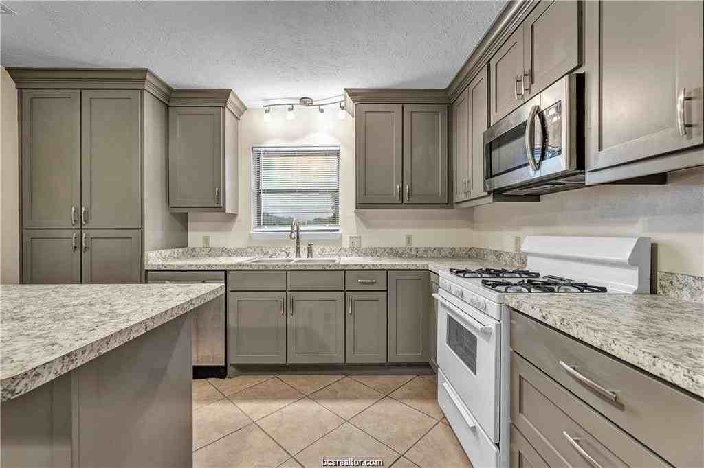 807 Holleman Dr - Photo 7 of 19