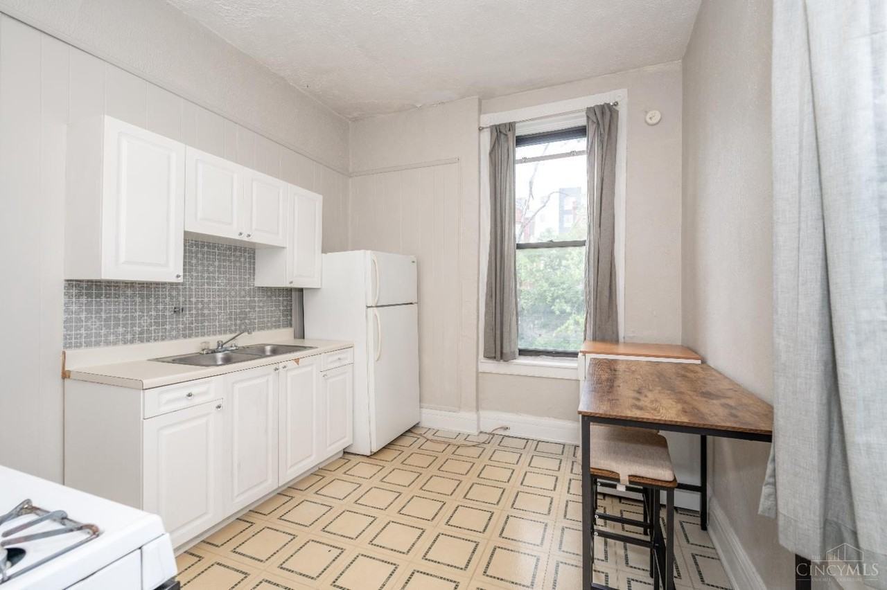 120 Lyon St Apt 3 #3 - Photo 3 of 31