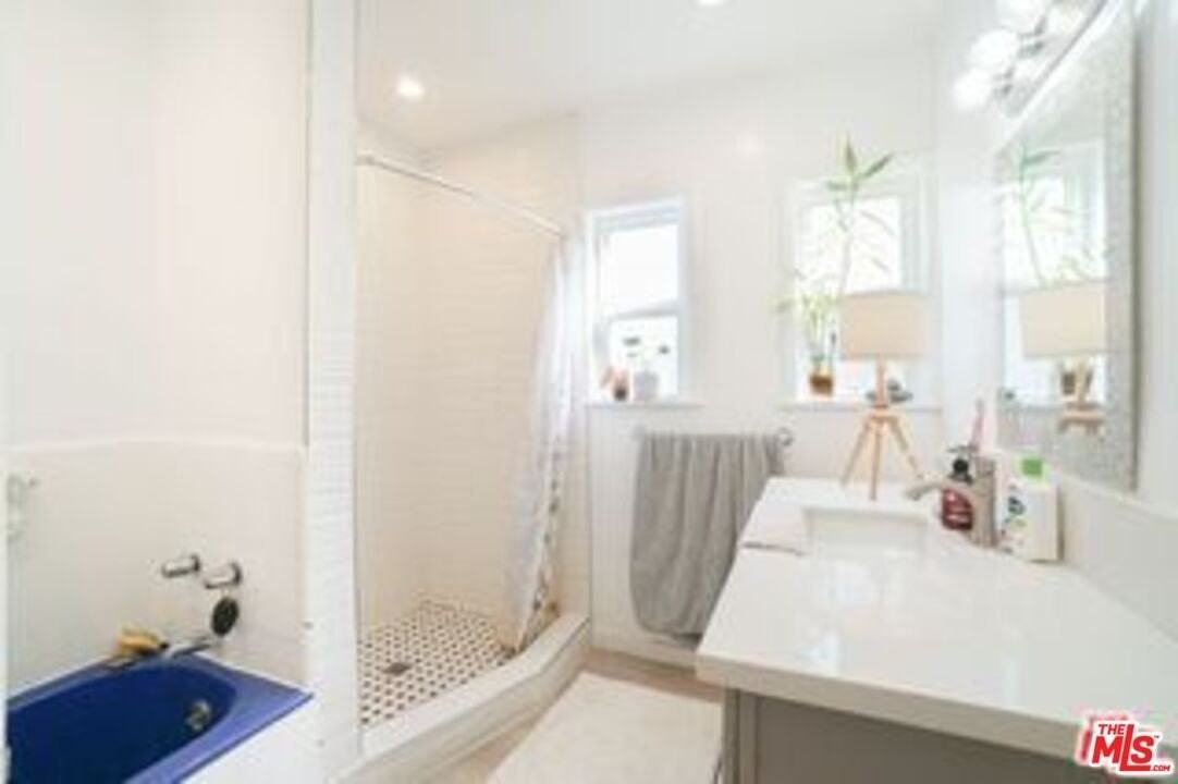 5139 Marathon St - Photo 4 of 9