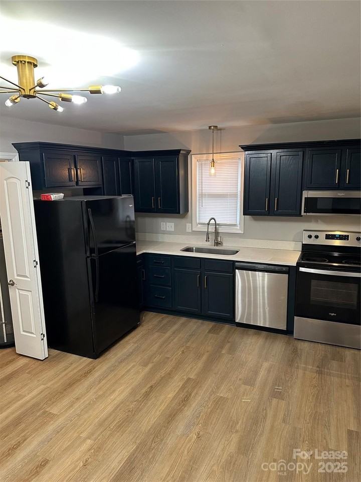 816 Catawba St - Photo 5 of 10