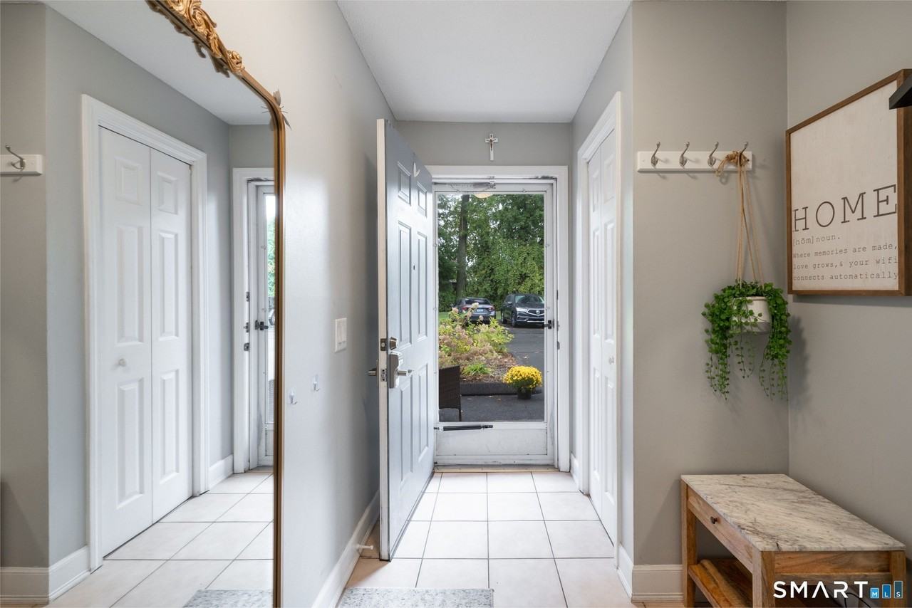 410 Farmington Ave #O6 - Photo 3 of 21