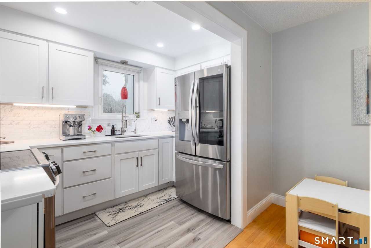 410 Farmington Ave #O6 - Photo 6 of 21