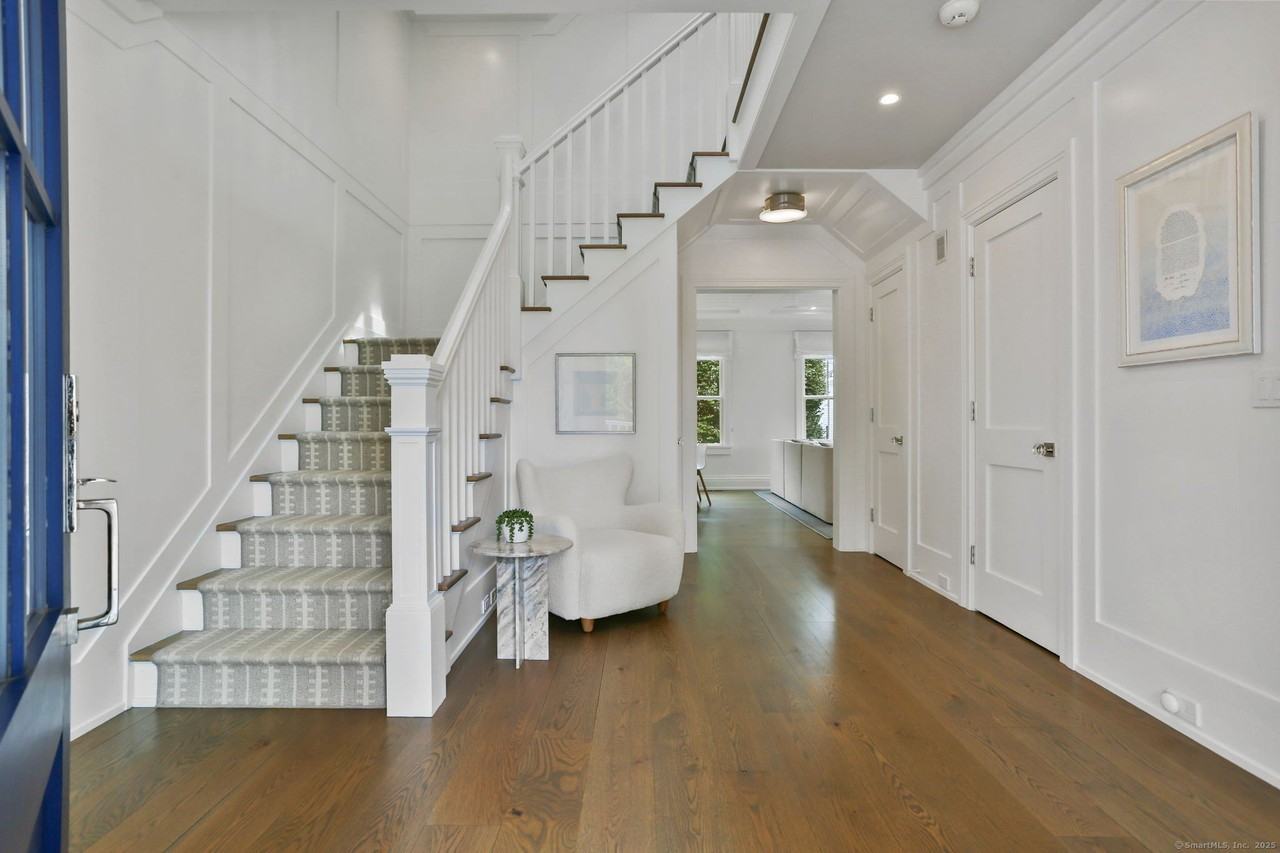 28 Norwalk Ave - Photo 3 of 36