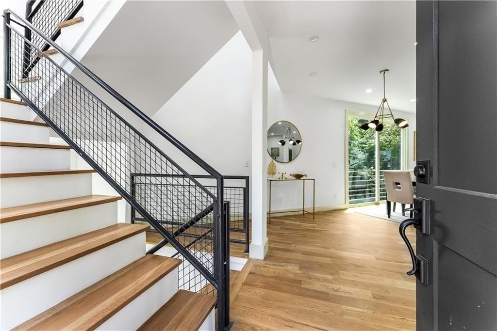 335 Eureka Dr Ne - Photo 3 of 31