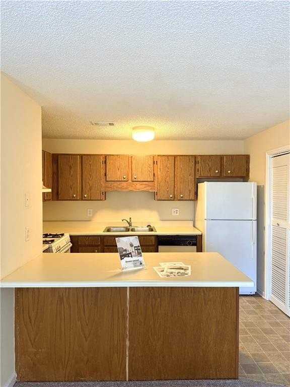 1600 Oakpointe Dr Sw Apt G #G - Photo 3 of 25