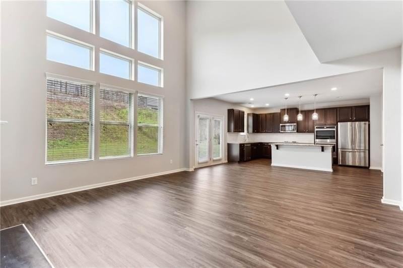 5530 Mirror Lake Dr - Photo 6 of 27