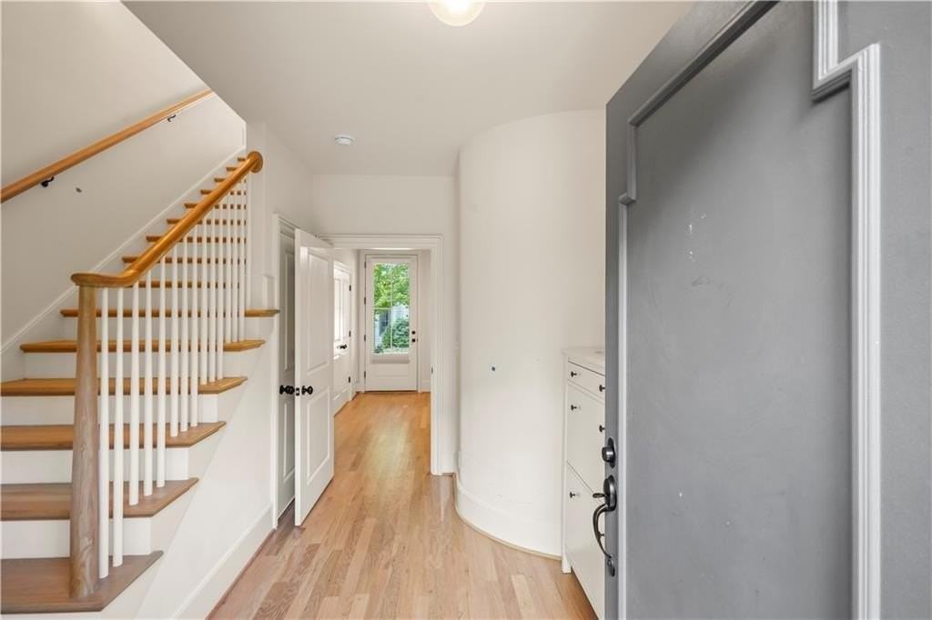 689 Fraser St Se - Photo 3 of 32