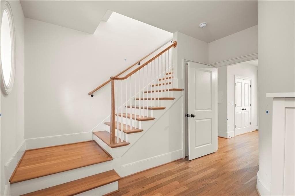 689 Fraser St Se - Photo 4 of 32