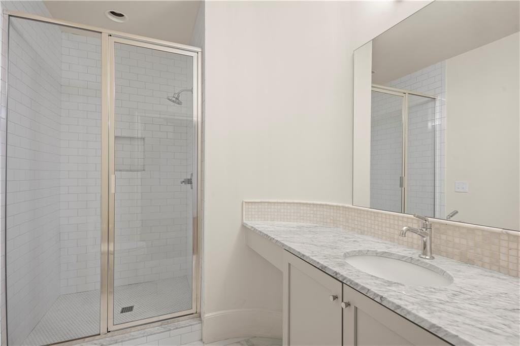 689 Fraser St Se - Photo 6 of 32