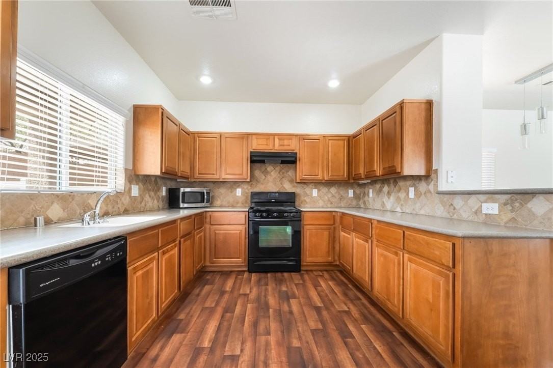 9175 Sunken Meadow Ave - Photo 4 of 36