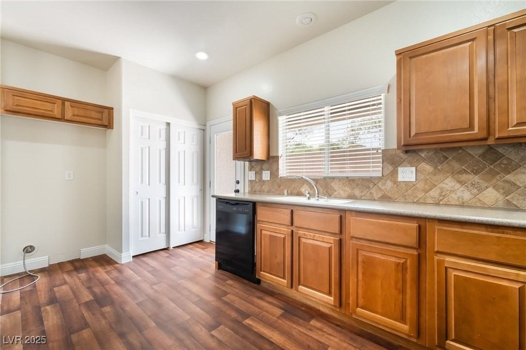 9175 Sunken Meadow Ave - Photo 5 of 36