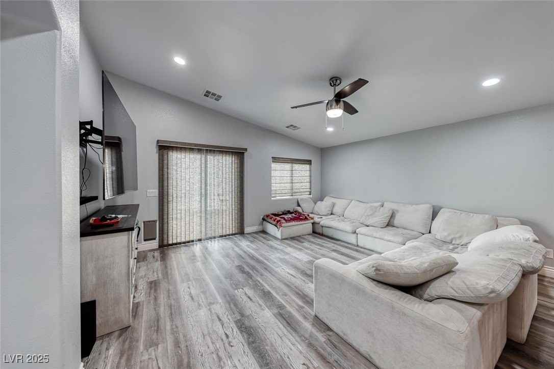 7852 Whitlocks Mill Ave - Photo 6 of 41