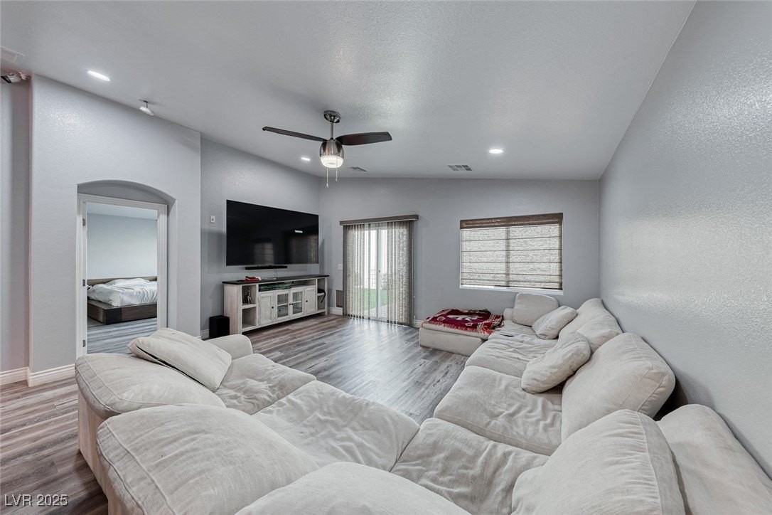 7852 Whitlocks Mill Ave - Photo 7 of 41