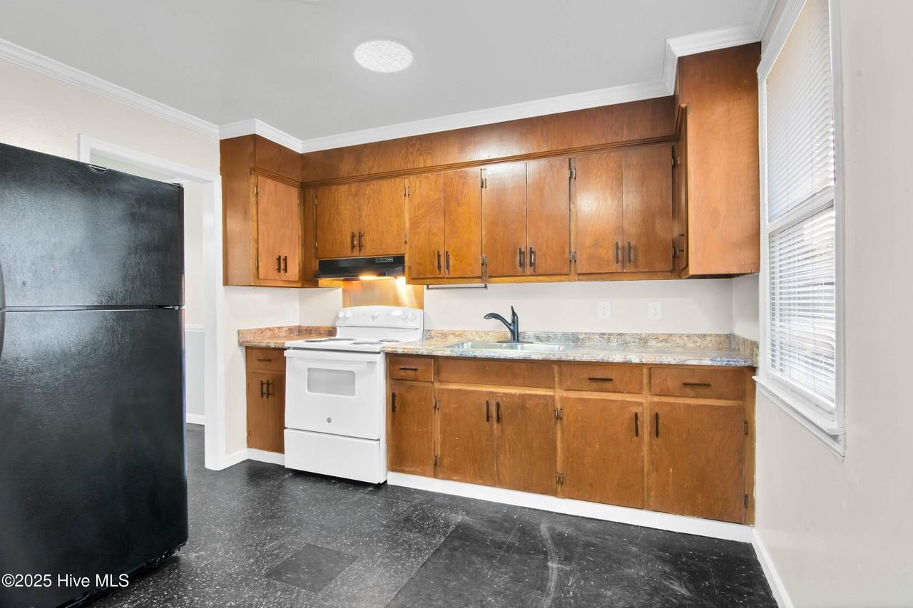 1007 Davis St - Photo 4 of 14