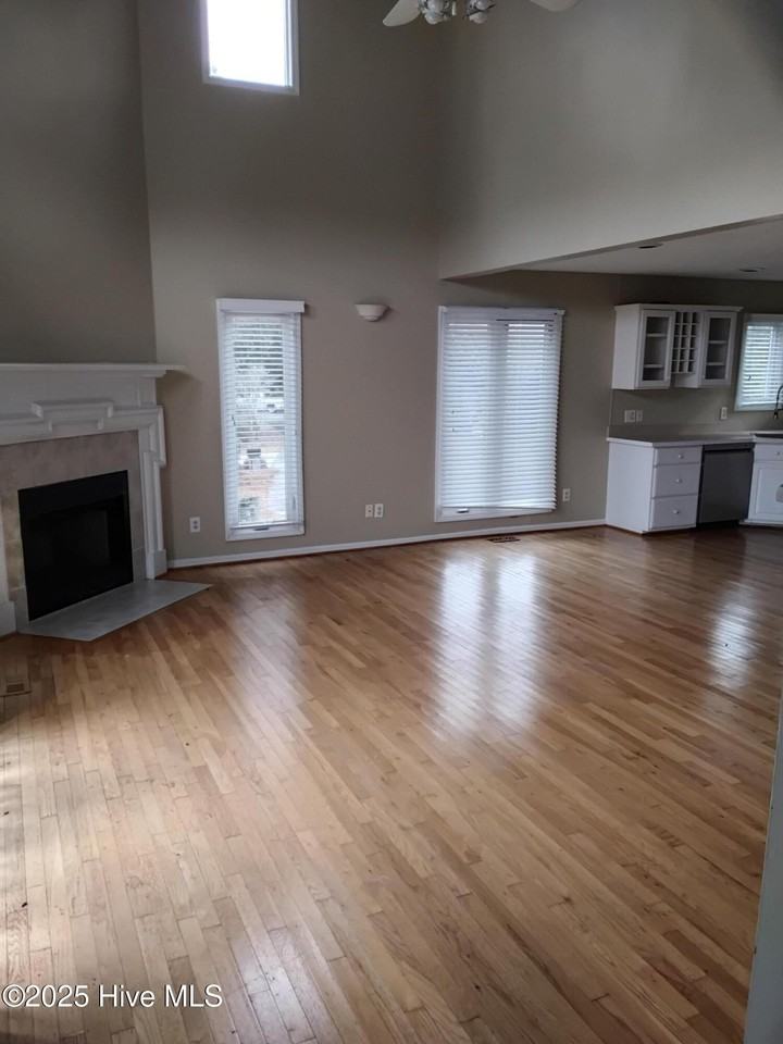 202 Lagoon Ct - Photo 4 of 13