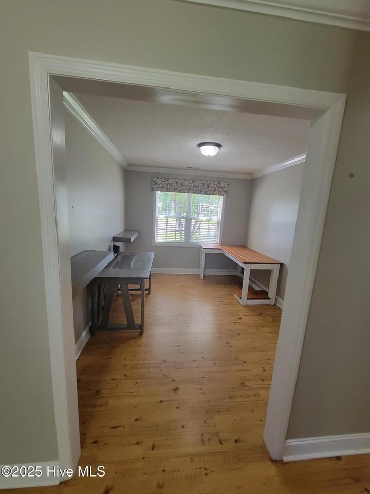 130 Spain Dr - Photo 2 of 20