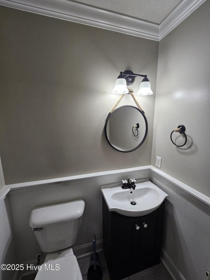 130 Spain Dr - Photo 4 of 20