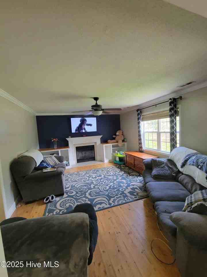 130 Spain Dr - Photo 6 of 20