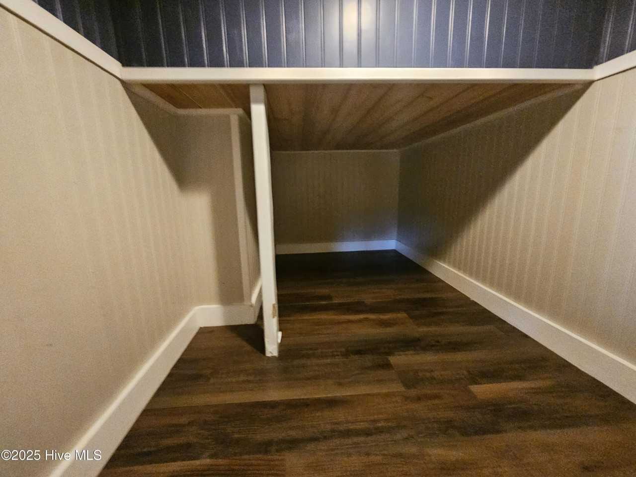 130 Spain Dr - Photo 7 of 20