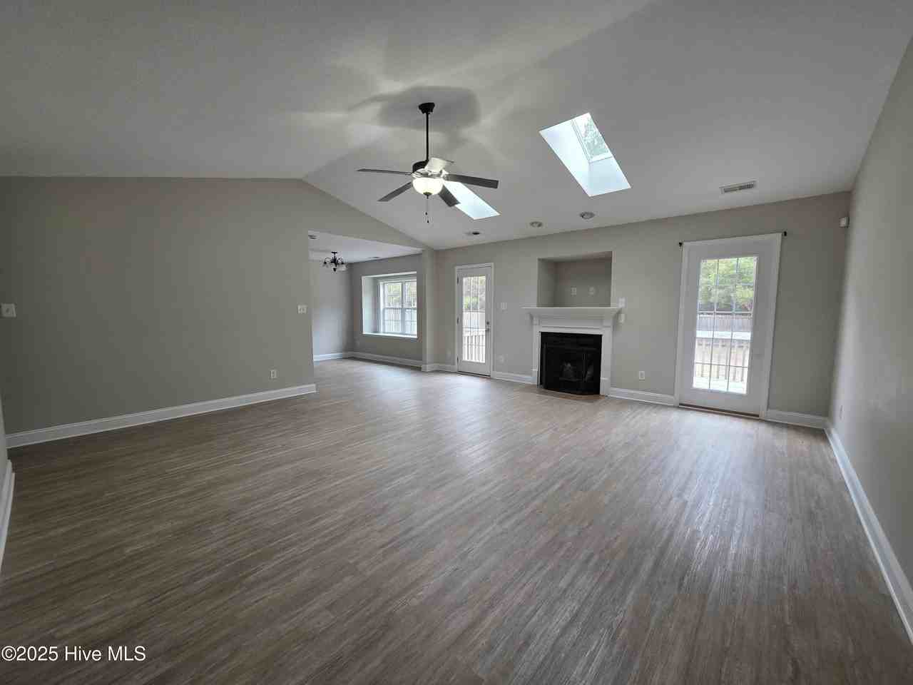 113 Navy Blue Dr - Photo 5 of 20