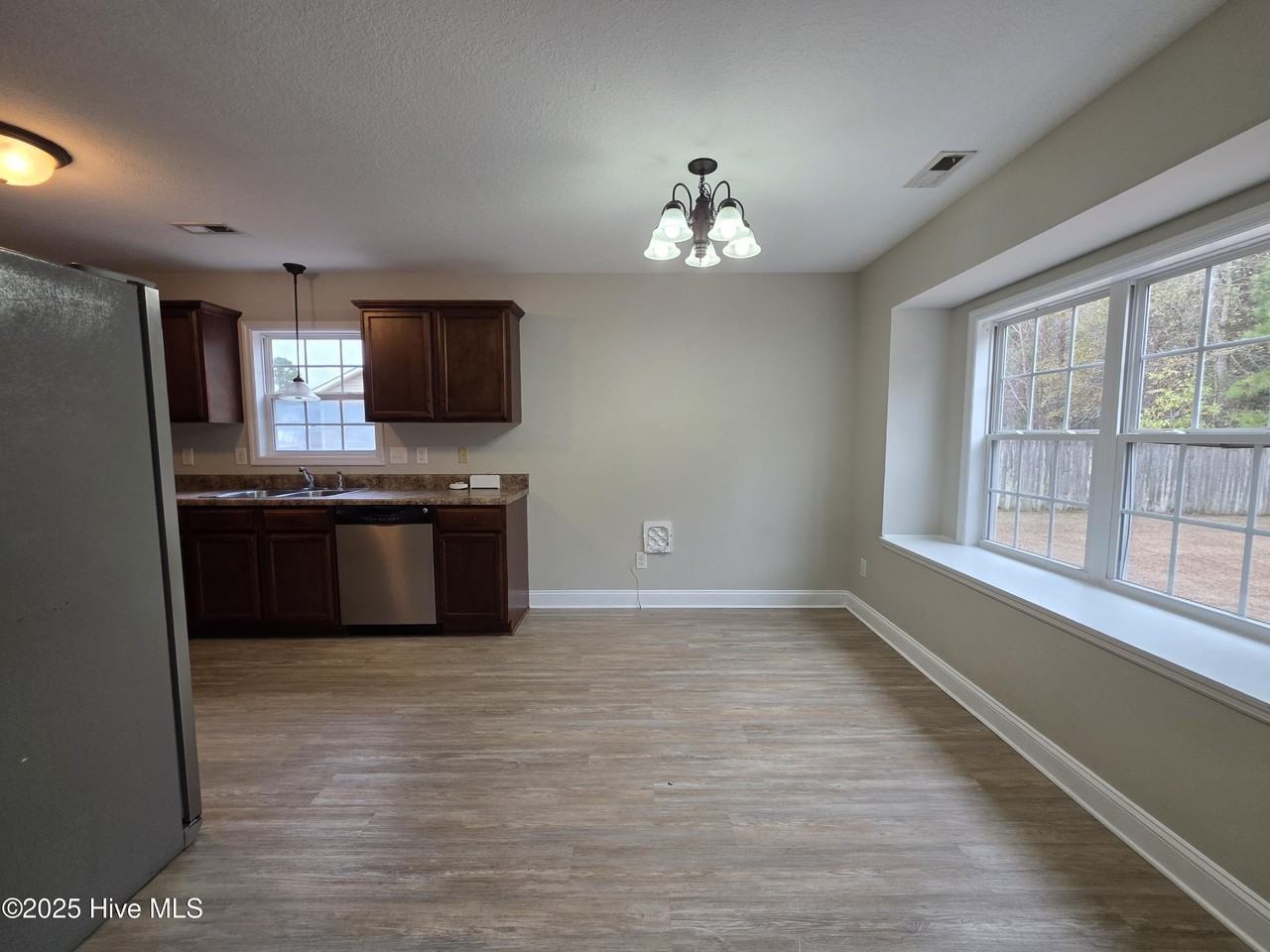 113 Navy Blue Dr - Photo 7 of 20