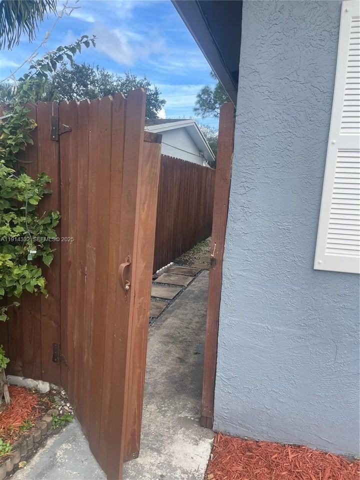 428 Nw 16th Ave - Photo 2 of 13