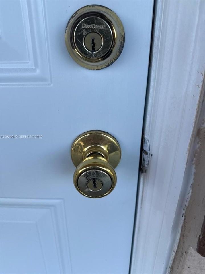 631 Nw 17th Ave - Photo 5 of 14