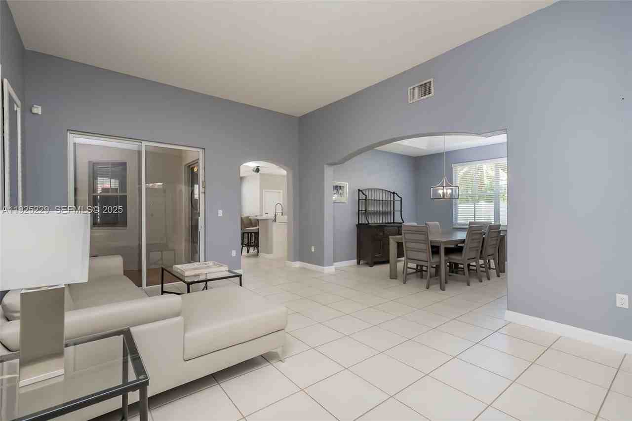 3808 Sw 165th Ter - Photo 4 of 40