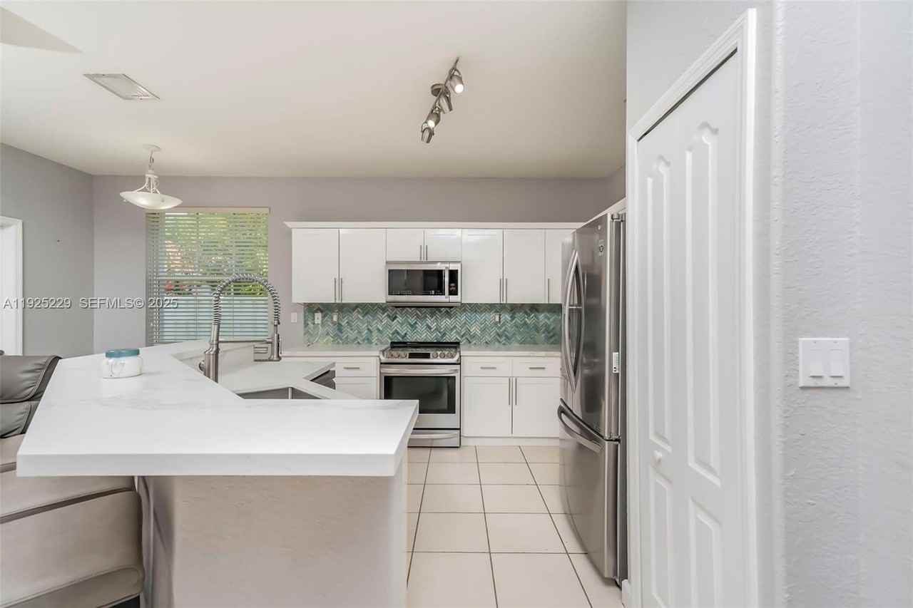 3808 Sw 165th Ter - Photo 7 of 40