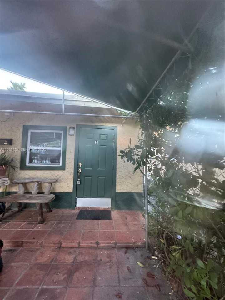 227 Sw 11th Ave #B - Photo 2 of 14