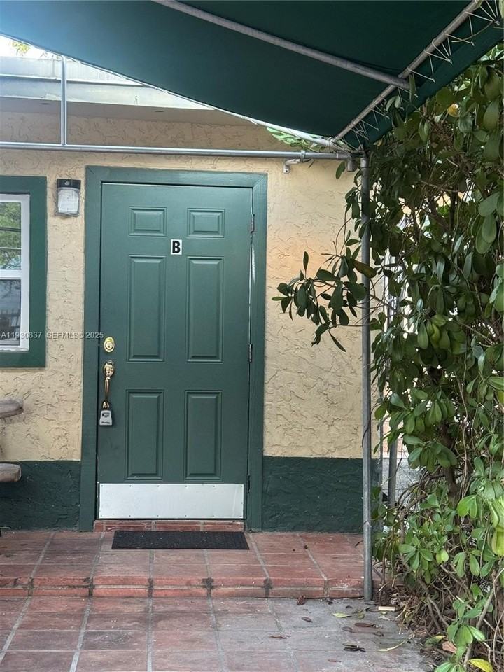 227 Sw 11th Ave #B - Photo 3 of 14