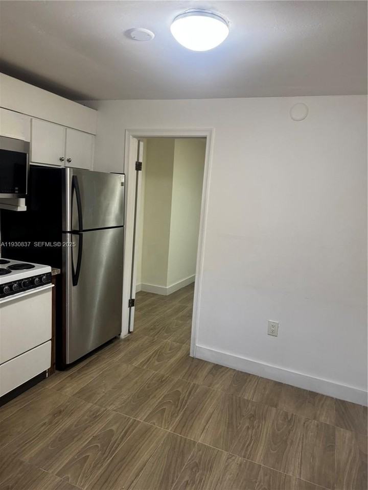 227 Sw 11th Ave #B - Photo 4 of 14