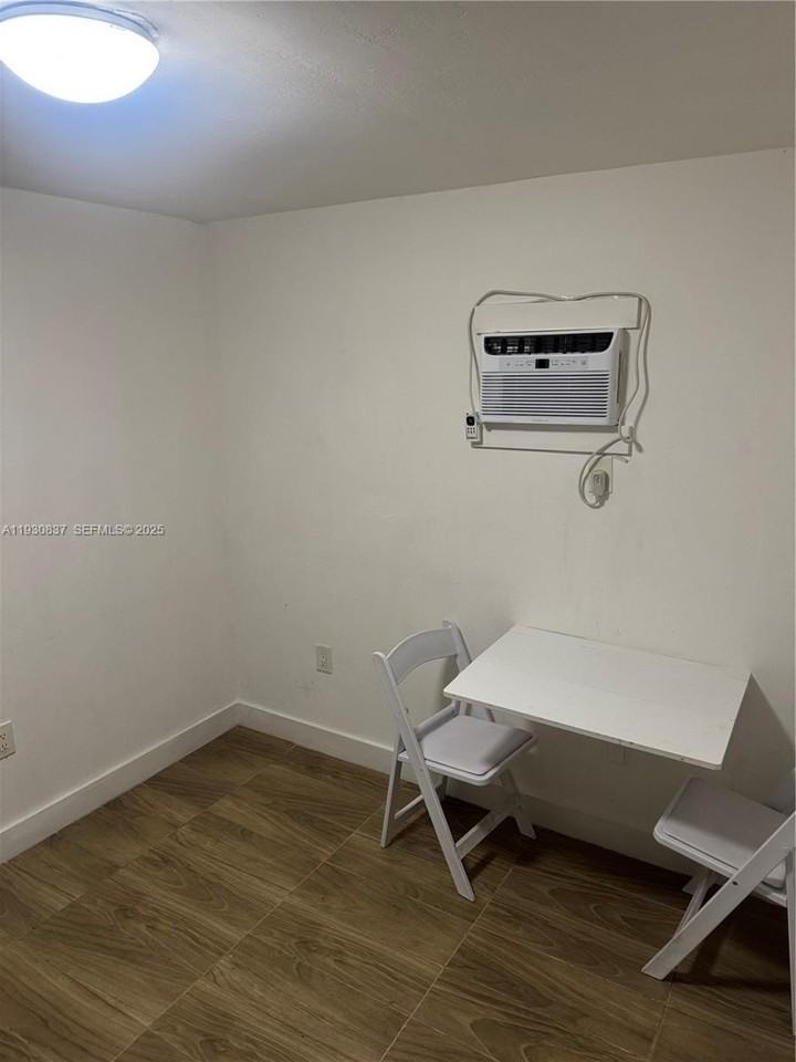 227 Sw 11th Ave #B - Photo 6 of 14