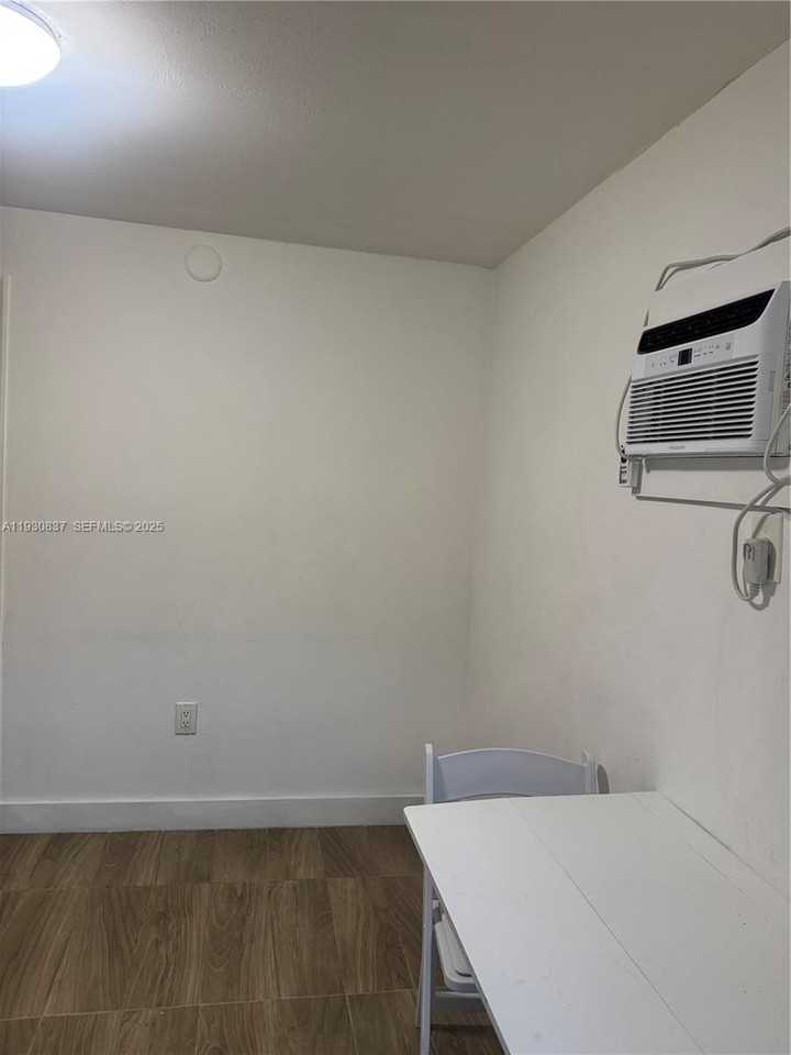 227 Sw 11th Ave #B - Photo 7 of 14