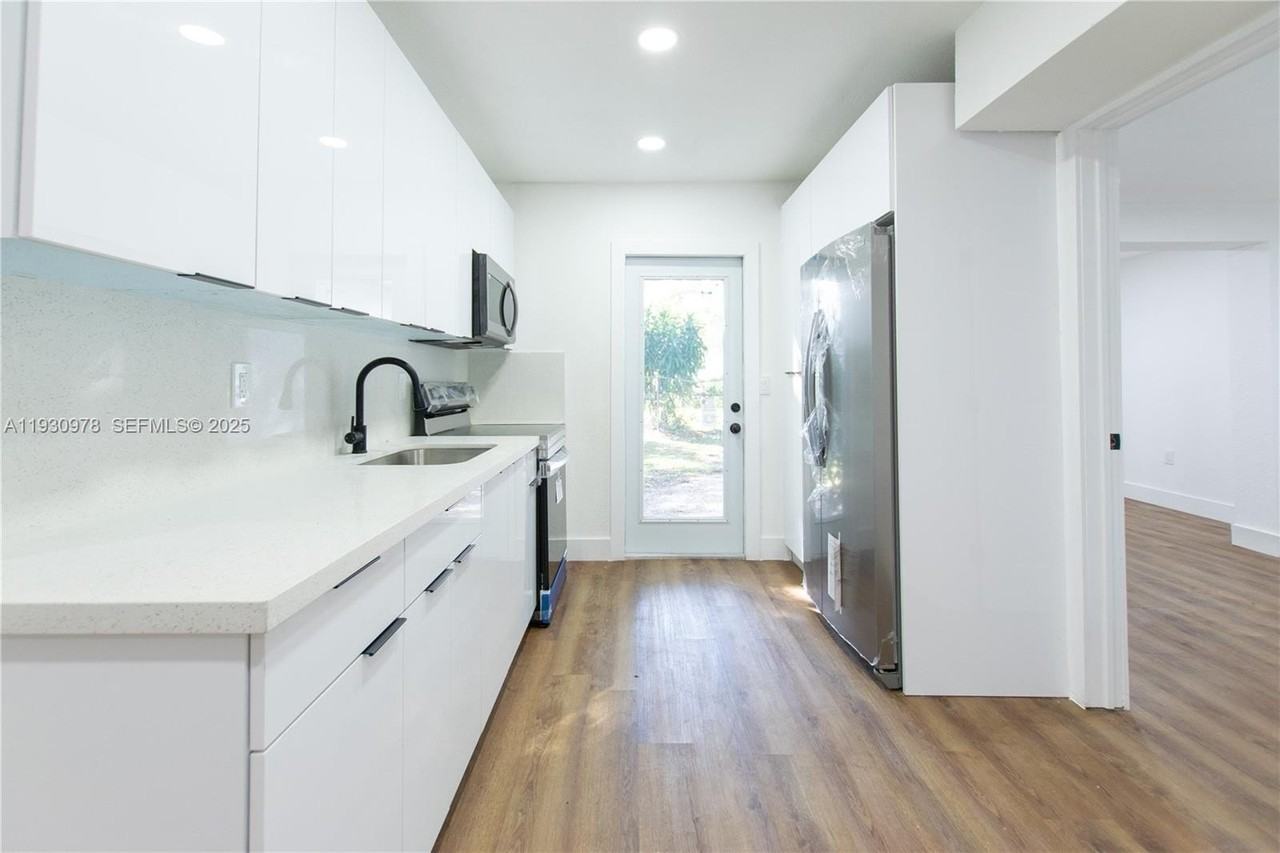 1814 Nw 8th Pl - Photo 5 of 15