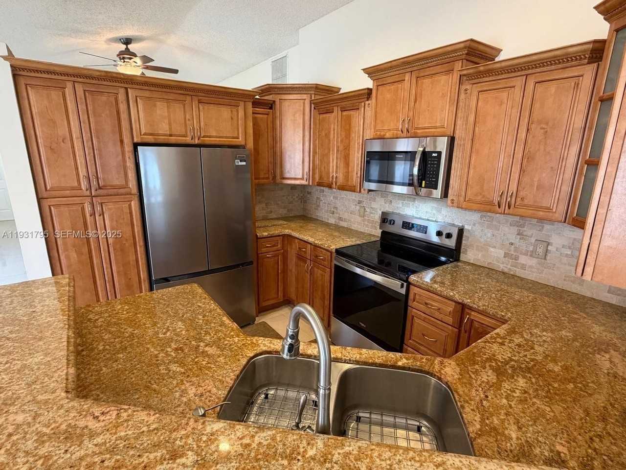 1525 Estancia Cir - Photo 5 of 21