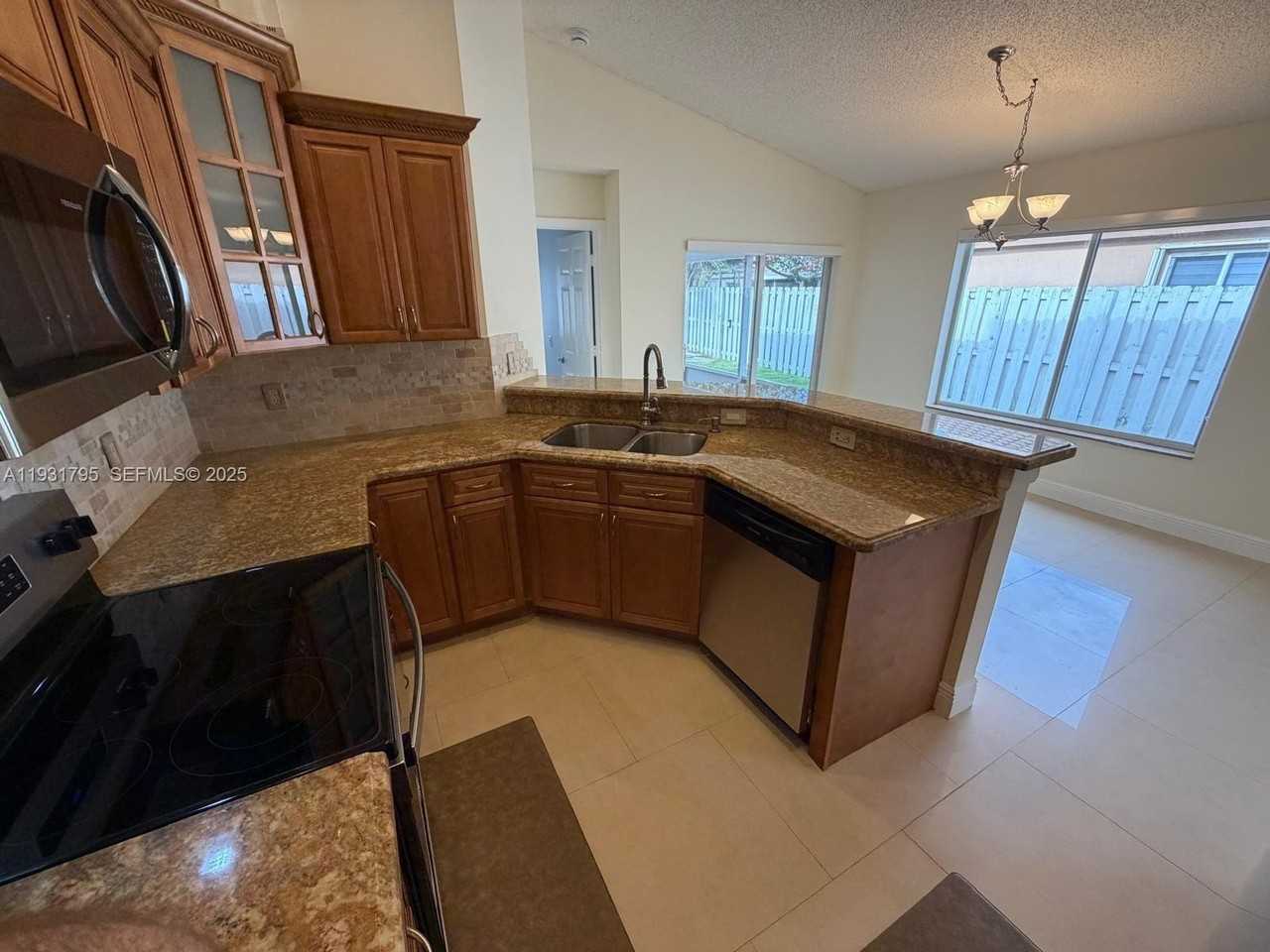 1525 Estancia Cir - Photo 7 of 21