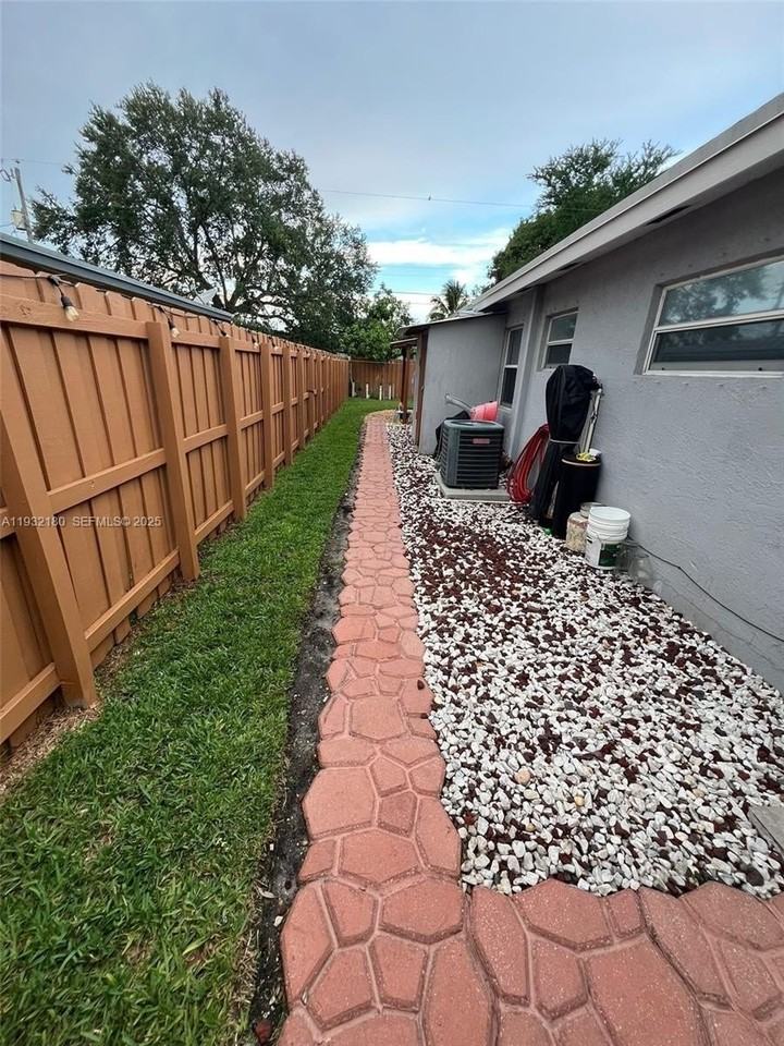 2317 Nw 6th Ct #2317 - Photo 6 of 8