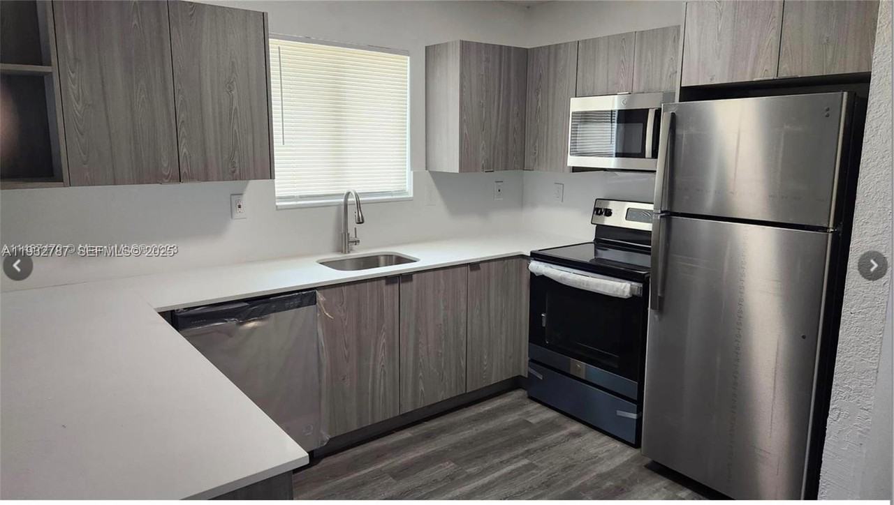 580 Nw 58th St #580 - Photo 5 of 11