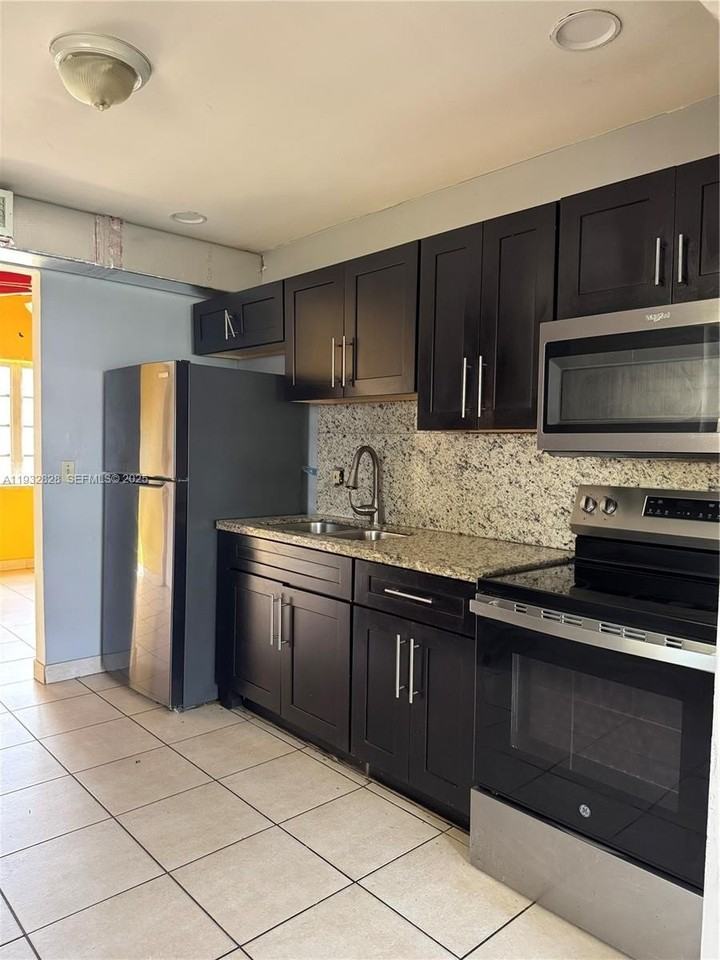 2620 Sw 53rd Ave - Photo 2 of 18