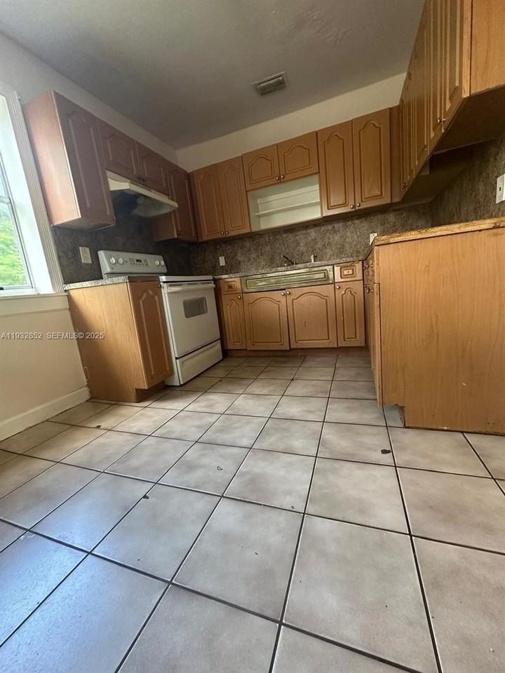 1087 Nw 51st St #1089 - Photo 3 of 12