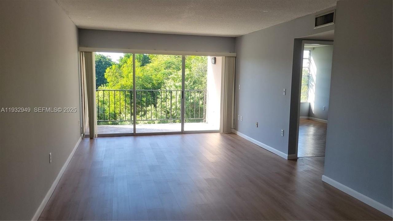 706 Nw 87th Ave #312 - Photo 5 of 25